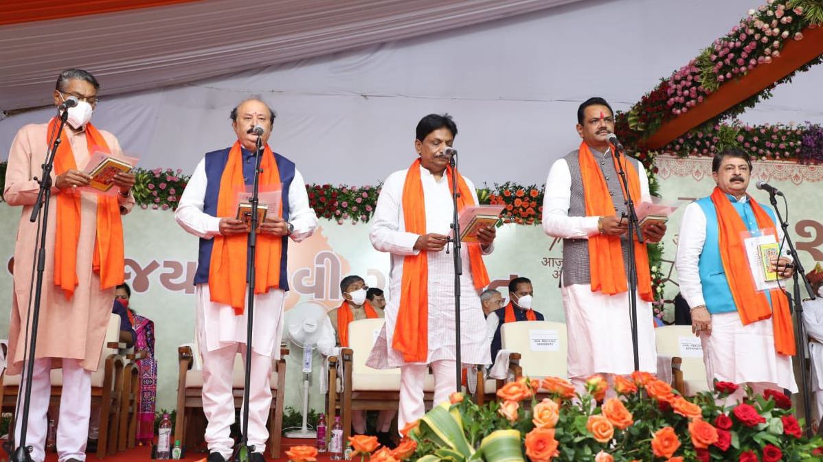 गुजरात में 16 मंत्रियो के इस्तीफे, राजनीतिक हलचल हुई तेज